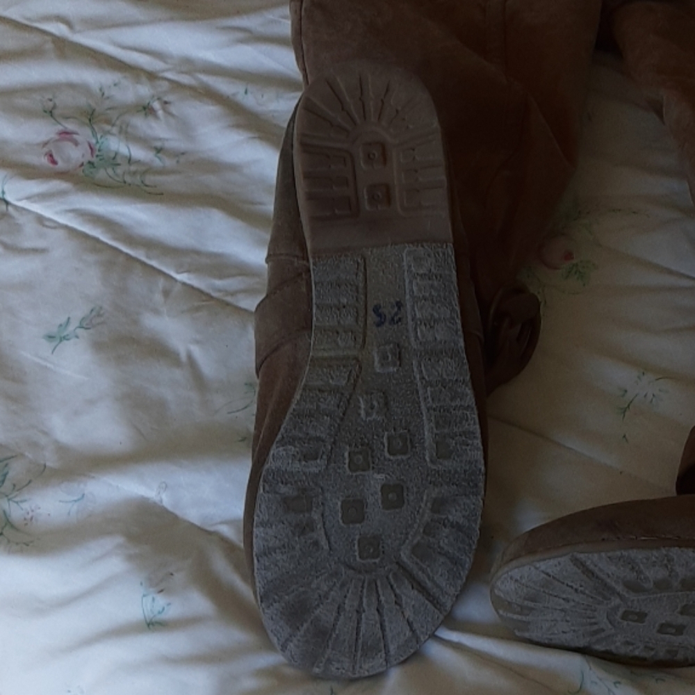 Shoes - Picture 3 of 4